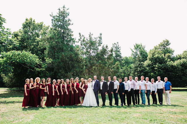 Винная свадьба, жених и невеста с гостями