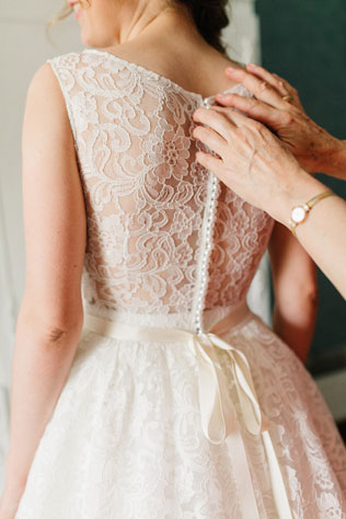 Винная свадьба, шнуровка платья невесты