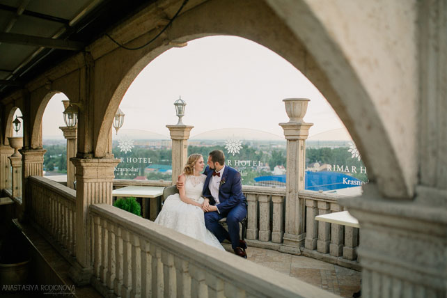 Винная свадьба, невеста и жених на террасе 