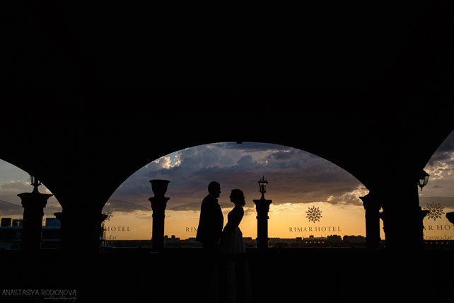 Винная свадьба, невеста и жених на террасе 