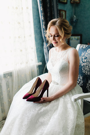 Винная свадьба, невеста с туфлями