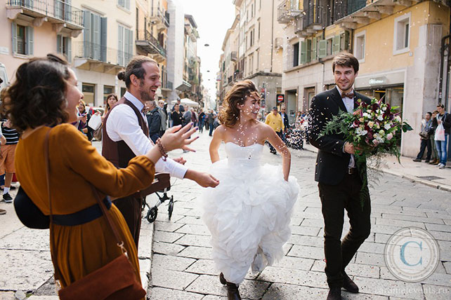 друзья встречают жениха и невесту