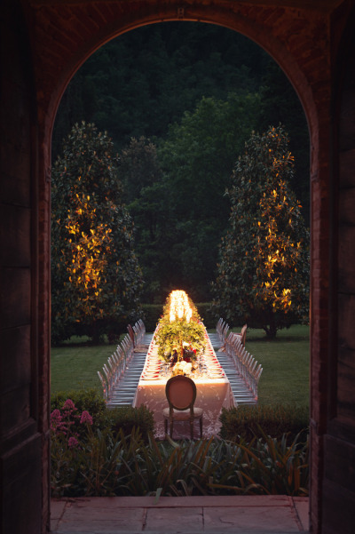 свабедный стол со свечами