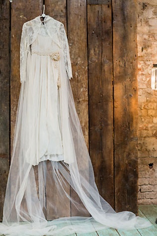 винтажная свадьба с крыльями в декоре, платье невесты