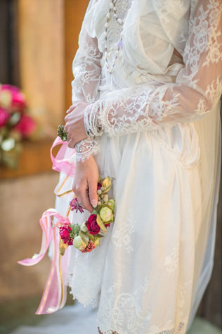 винтажная свадьба с крыльями в декоре, платье невесты