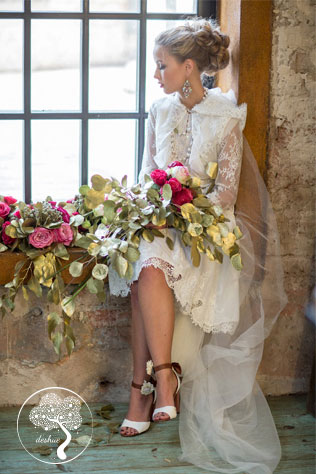 винтажная свадьба с крыльями в декоре, образ невесты