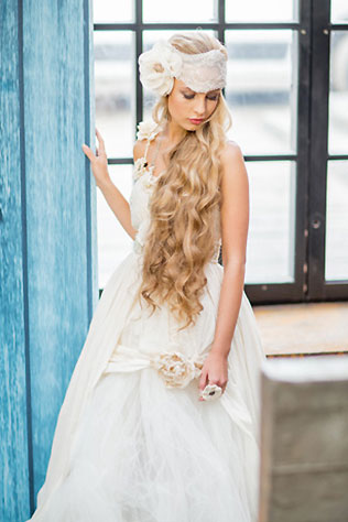 винтажная свадьба с крыльями в декоре, образ невесты