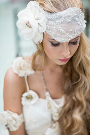 винтажная свадьба с крыльями в декоре, образ невесты