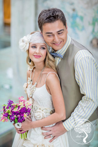 винтажная свадьба с крыльями в декоре, жених и невеста