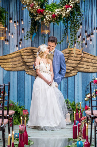 винтажная свадьба с крыльями в декоре, жених и невеста