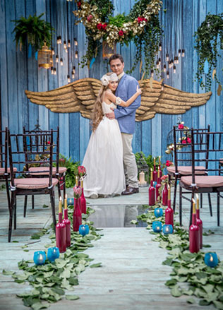 винтажная свадьба с крыльями в декоре, жених и невеста