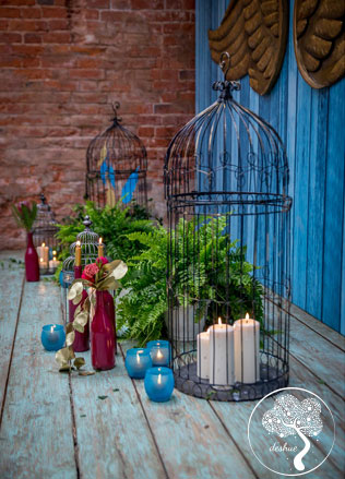 винтажная свадьба с крыльями в декоре, клетка в декоре