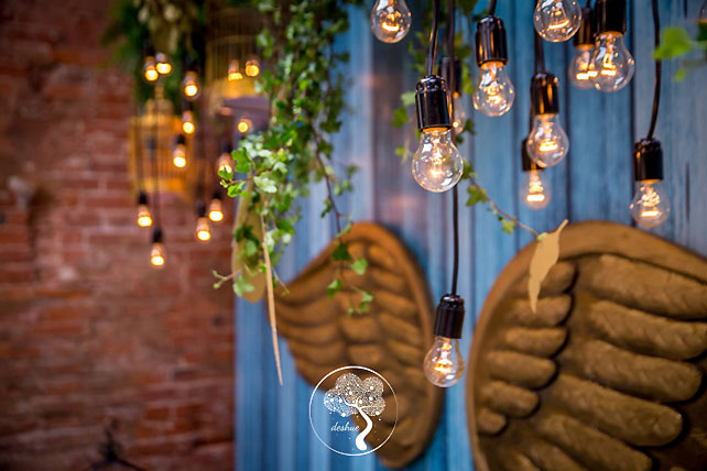 винтажная свадьба с крыльями в декоре, детали декора в виде крыльев