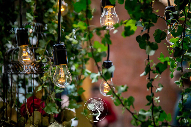 винтажная свадьба с крыльями в декоре, лампочки в декоре