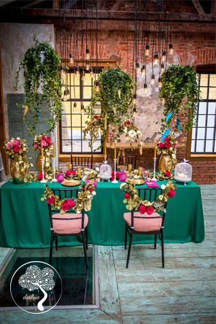 винтажная свадьба с крыльями в декоре, декор зала