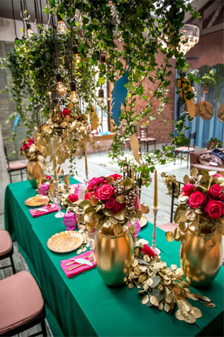 винтажная свадьба с крыльями в декоре, оформление стола