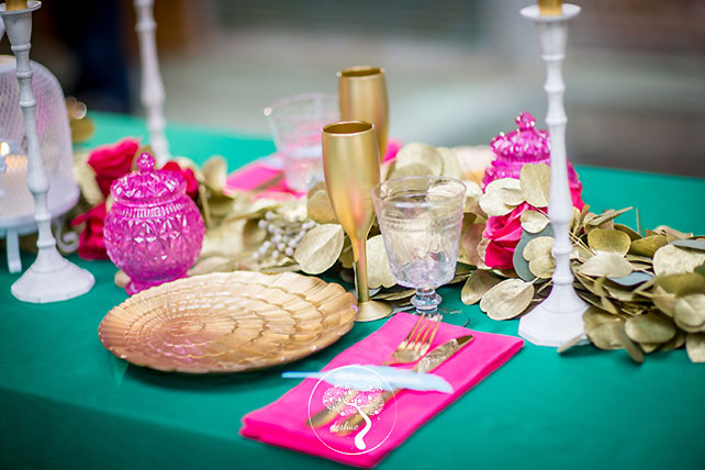 винтажная свадьба с крыльями в декоре, оформление стола