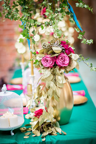 винтажная свадьба с крыльями в декоре, оформление стола