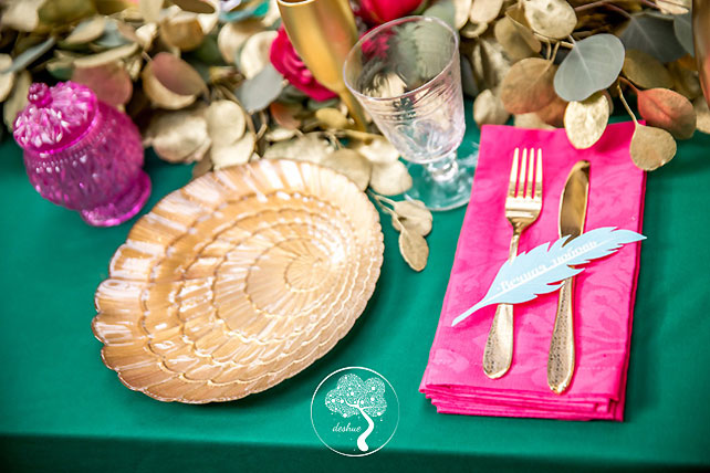 винтажная свадьба с крыльями в декоре, оформление стола