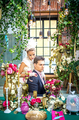 винтажная свадьба с крыльями в декоре, жених и невеста