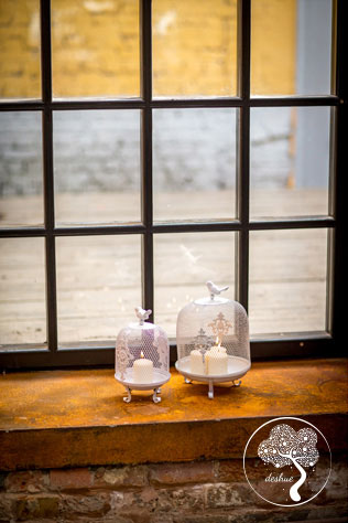 винтажная свадьба с крыльями в декоре, клетка в декоре