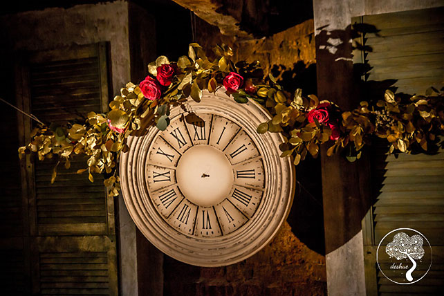 винтажная свадьба с крыльями в декоре, часы в декоре
