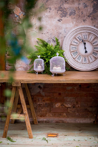 винтажная свадьба с крыльями в декоре, часы в декоре