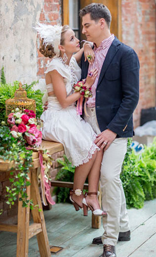 винтажная свадьба с крыльями в декоре, фотосессия жениха и невесты