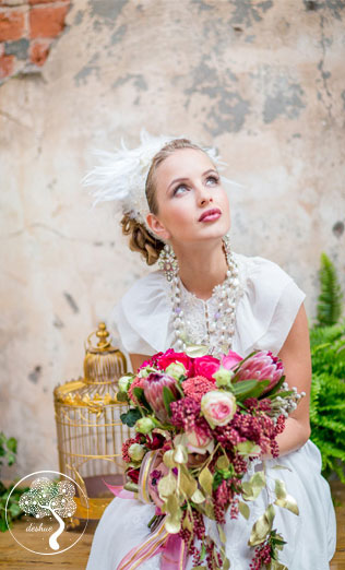 винтажная свадьба с крыльями в декоре, образ невесты