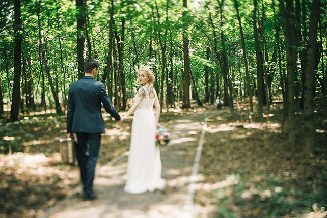 Винтажная свадьба в стиле путешествия, жених и невеста, прогулка