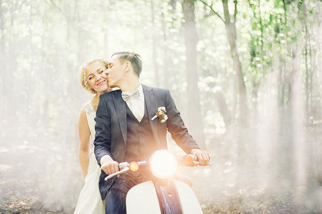 Винтажная свадьба в стиле путешествия, жених и невеста на мотоцикле