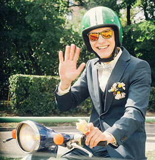 Винтажная свадьба в стиле путешествия, жених на мопеде