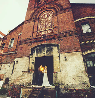 Винтажная свадьба в стиле путешествия, жених и невеста возле старинного здания