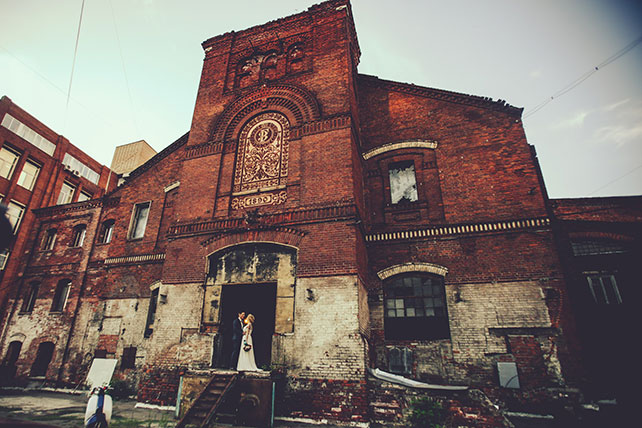 Винтажная свадьба в стиле путешествия, жених и невеста возле старинного здания