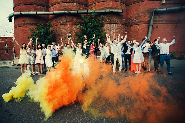Винтажная свадьба в стиле путешествия, жених и невеста с гостями