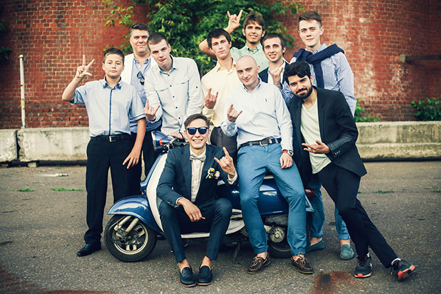 Винтажная свадьба в стиле путешествия, друзья жениха