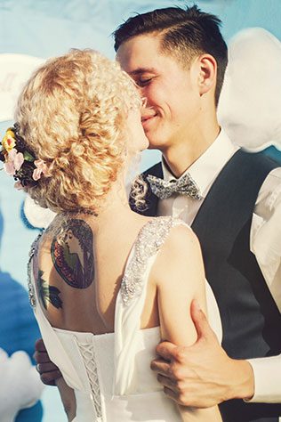 Винтажная свадьба в стиле путешествия, поцелуй молодоженов