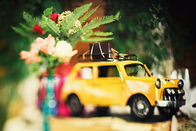 Винтажная свадьба в стиле путешествия, желтая машина