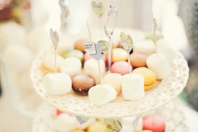 Винтажная свадьба в стиле путешествия, пирожные с сердечками