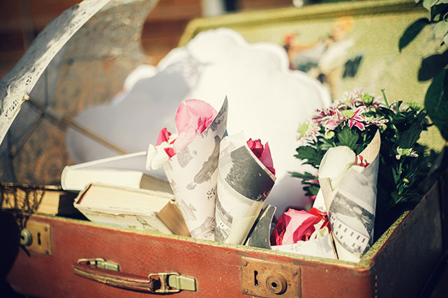 Винтажная свадьба в стиле путешествия, кулечки для лепестков роз
