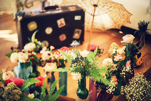 Винтажная свадьба в стиле путешествия, чемодан и зонтик в цветах