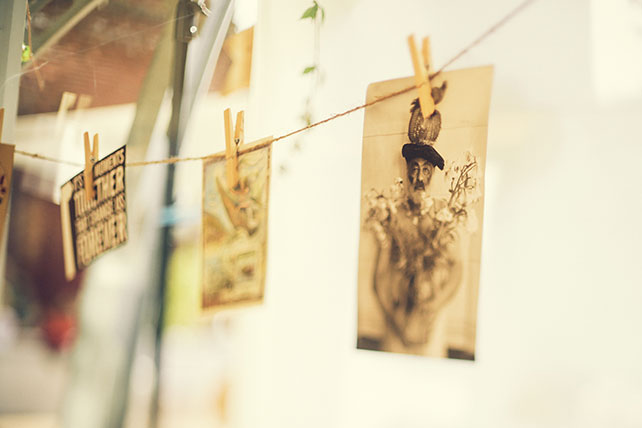 Винтажная свадьба в стиле путешествия, фото на прищепках