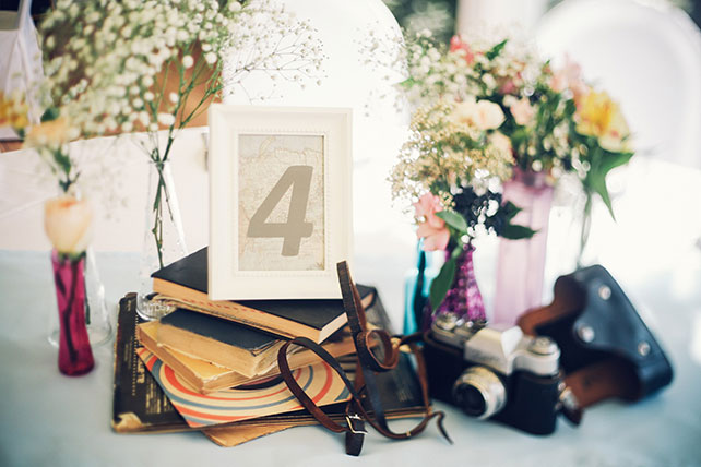 Винтажная свадьба в стиле путешествия, номер стола на стопке книг