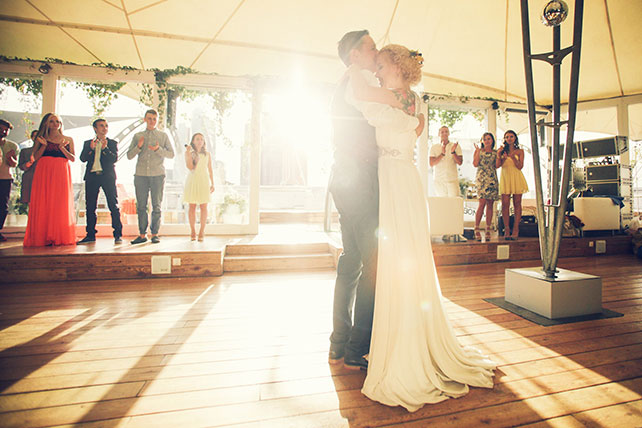 Винтажная свадьба в стиле путешествия, танец молодожен