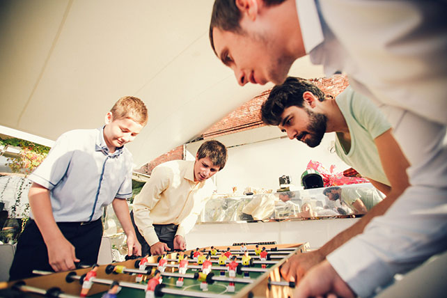 Винтажная свадьба в стиле путешествия, настольный хоккей для гостей
