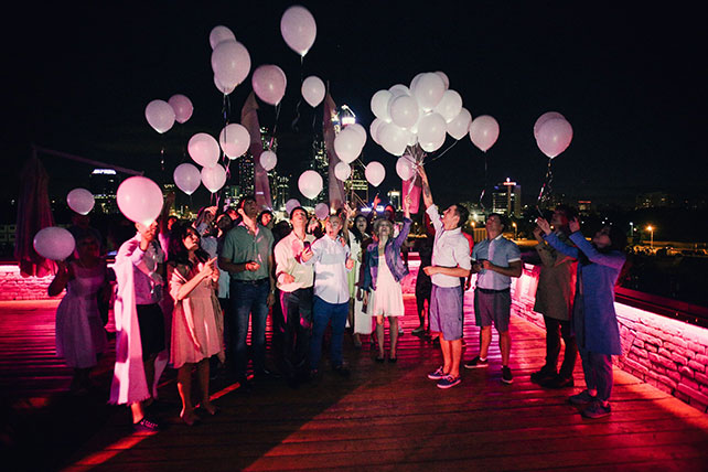 Винтажная свадьба в стиле путешествия, запуск шаров на крыше