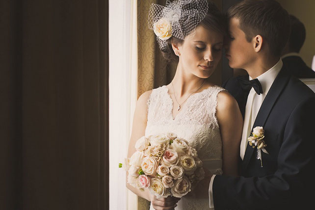 Винтажная свадьба Максима и Вики, жених и невеста около окна