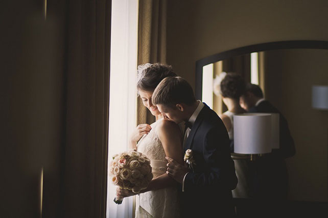 Винтажная свадьба Максима и Вики, жених целует невесту в плечо