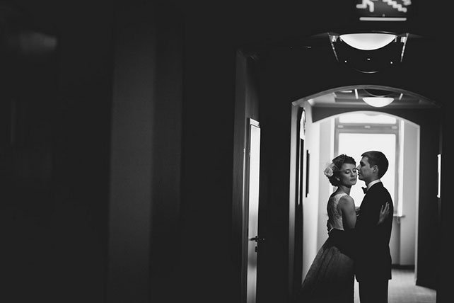 Винтажная свадьба Максима и Вики, фотография жениха и невесты в чёрно-белом цвете