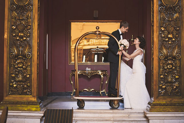 Винтажная свадьба Максима и Вики, фотосессия жениха и невесты с тележкой для багажа в отеле